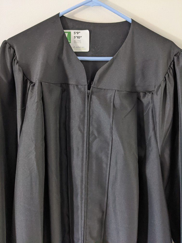 Graduation Gown And Cap (SJSU  5'9 - 5-10)