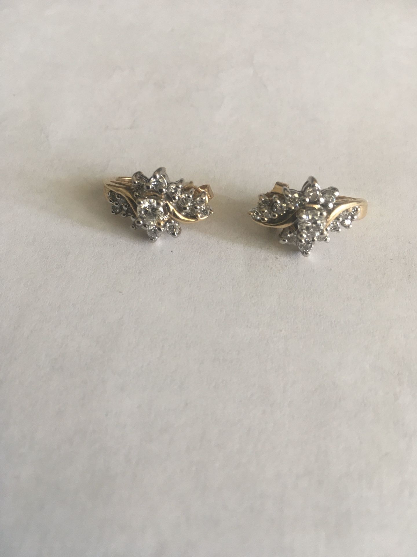 14K Yellow Gold 1.1 Carats Diamonds Cluster Earrings . Retail $1900