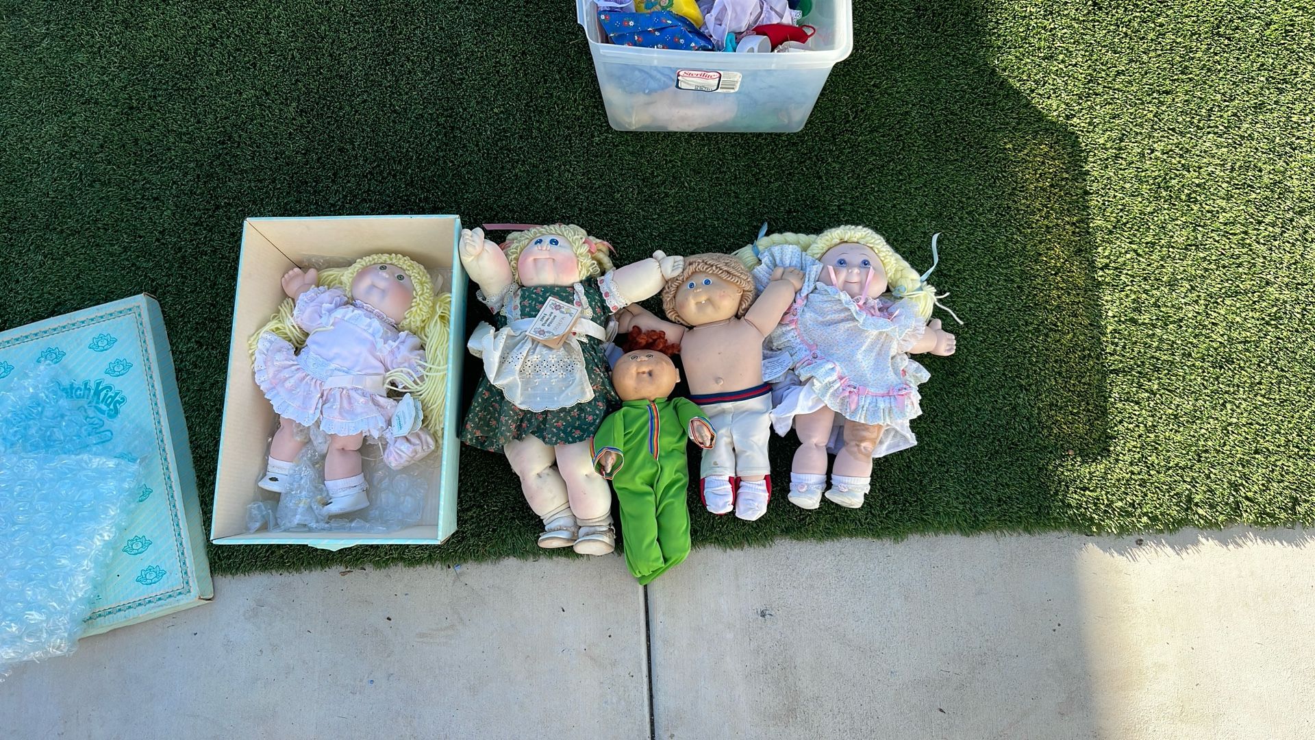 Vintage Cabbage Patch Doll Lot Of 5 + Lot Of Clothes