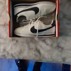 NIKE CORTEZ SIZE 6