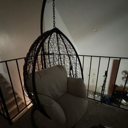 Swinging chair