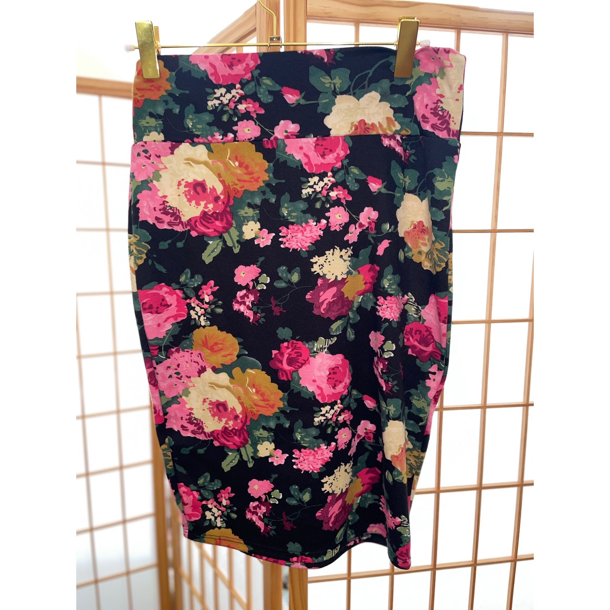 Women’s colorful floral Bodycon skirt above the knee