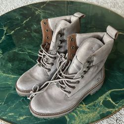 Mauve Timberlands Women’s 6.5