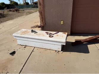Truck tool box