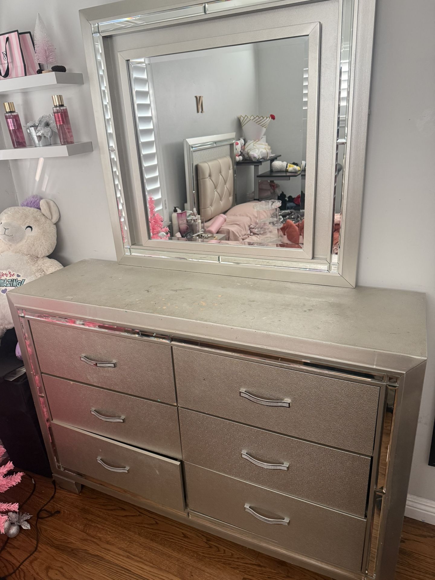 Dresser With Mirror