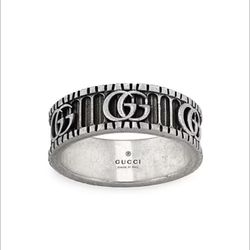 GUCCI Bi-color 925 sterling silver with aged finish. Three-dimensional Double G and stripes motif
Band width: 0.3"