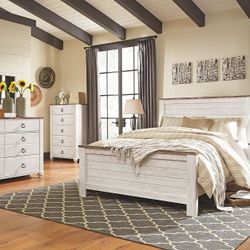 Willowton Whitewash 7Pc.- Dresser Mirror Queen Panel Bed 2 Nightstands