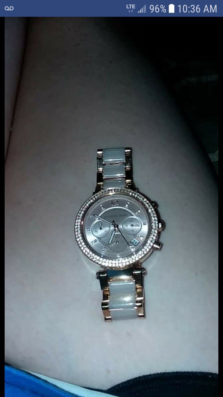 Photo Two toned rose gold Michael kors watch perfect condition just need a battery I paid $400 but since it needs a new battery im asking $85 obo