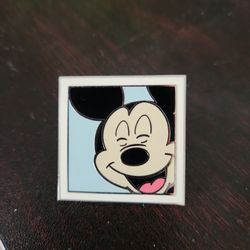 Disneyland Pin Mickey Mouse selfie great shape