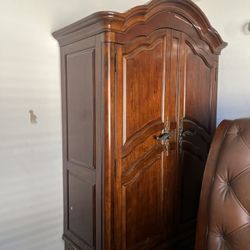 Armoire And Two Dressers Attached To The Leather Queen Size Bedroom, Bedroom Set