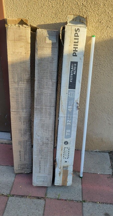Philips light stick T8 32 Watts 48 Inch. 30 blub pack all 3 packs