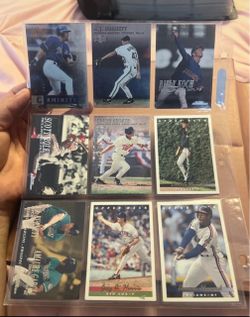 tarjetas de béisbol de diferentes jugadores y marcas de los años 90 y 2000.