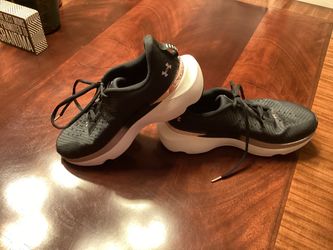 Ladies Under Armour size 9.50 $25.00