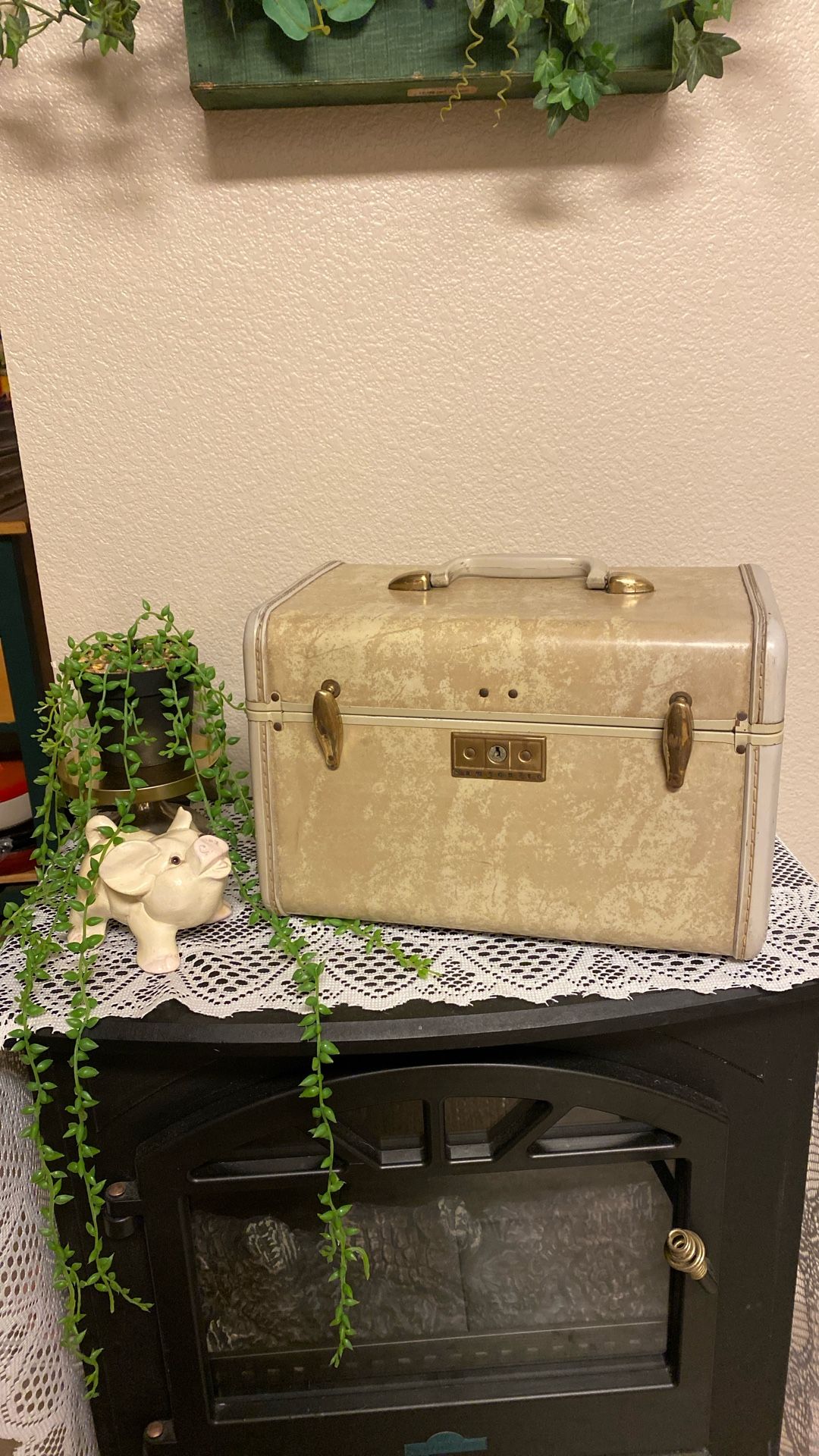         1950   Vintage  Samsonite  Train Case  