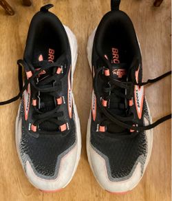 Woman’s brooks Cascadia size8.5