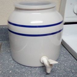 Water Dispenser Like New Pickup Between 2:00-10:45 Pm Rainbow/Charleston Cash Only Price Is Firm 