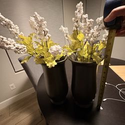 Decorative vases and fake flowers