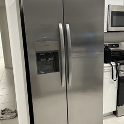 Frigidaire Fridge 36 In Refrigerator With Ice Maker