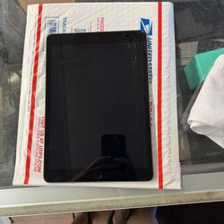 Apple iPad 8th Gen 9.7” – 32GB – Wi-Fi – Space Gray (Cracked Screen)