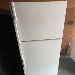 Top Freezer Refrigerator Good Condition 3month Warranty Delivery Aviable 