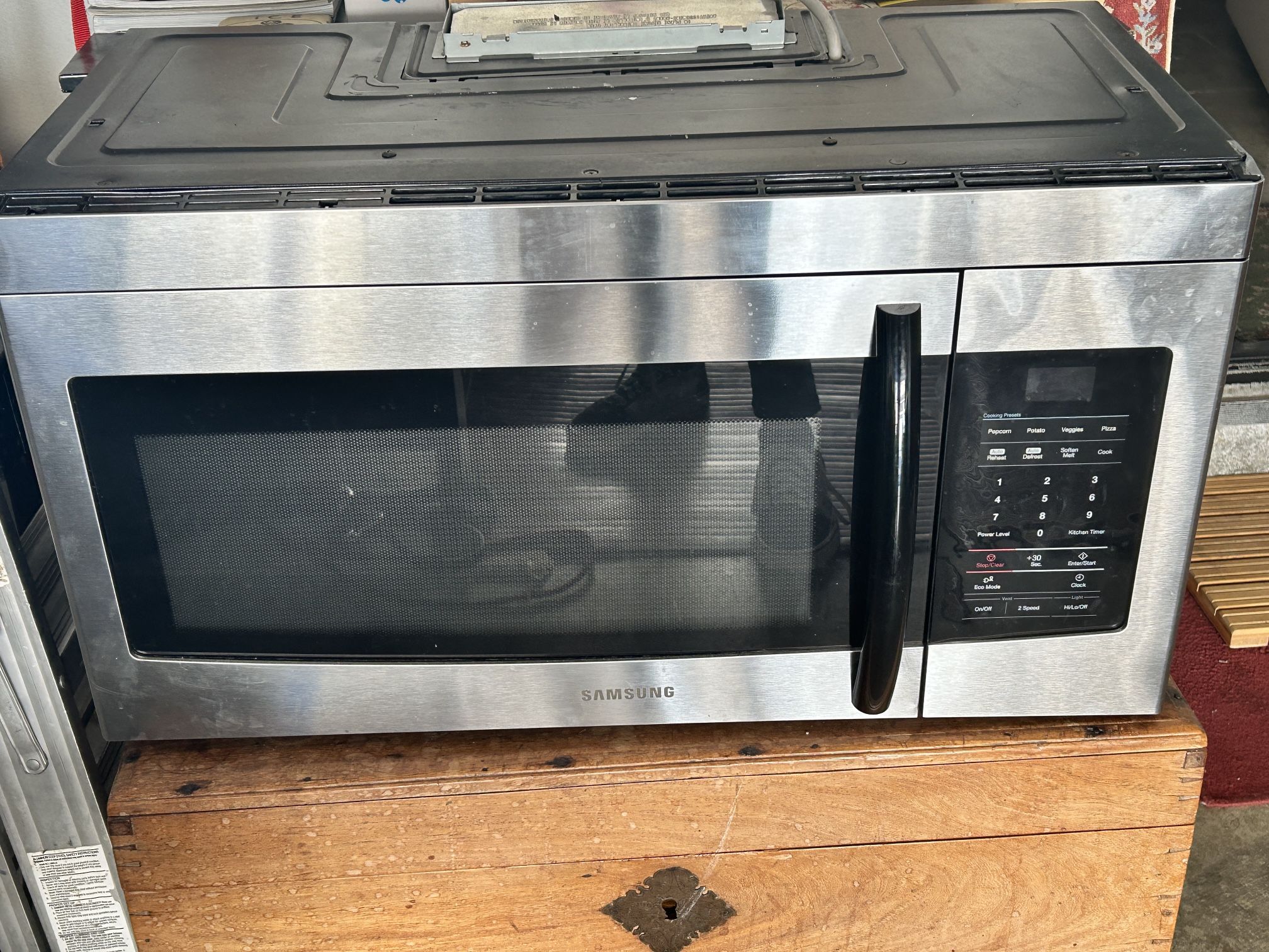 Samsung Microwave (Over The Stove) doesn’t have wall mount equipment