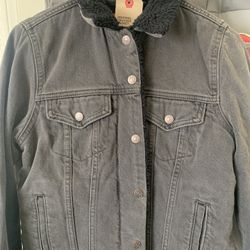 Levi's Women sherpa Trucker Jacket Small size   