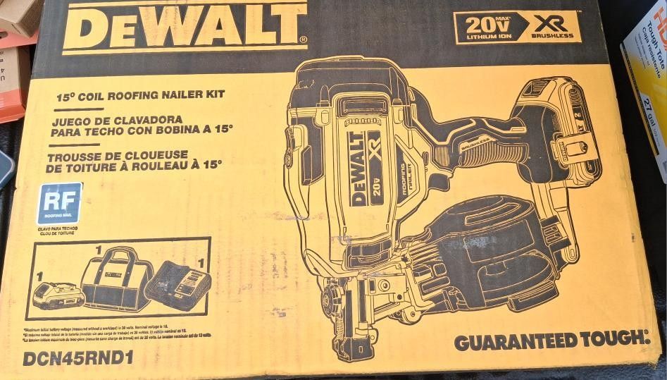 DeWalt 15° roofing nailer kit