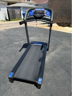 HORIZON TREADMILL IN EXCELLENT CONDITION. MANY BELLS AND WHISTLES. $150.00 OR BEST OFFER.