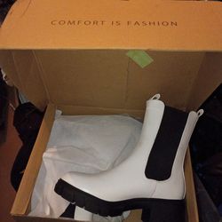 Brand new WOMAN IDIFU WHITE BOOTS SIZE 5.5