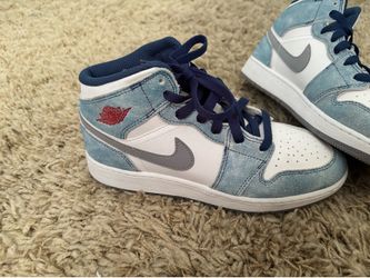 Air Jordan 1 mid SE (ice blue)