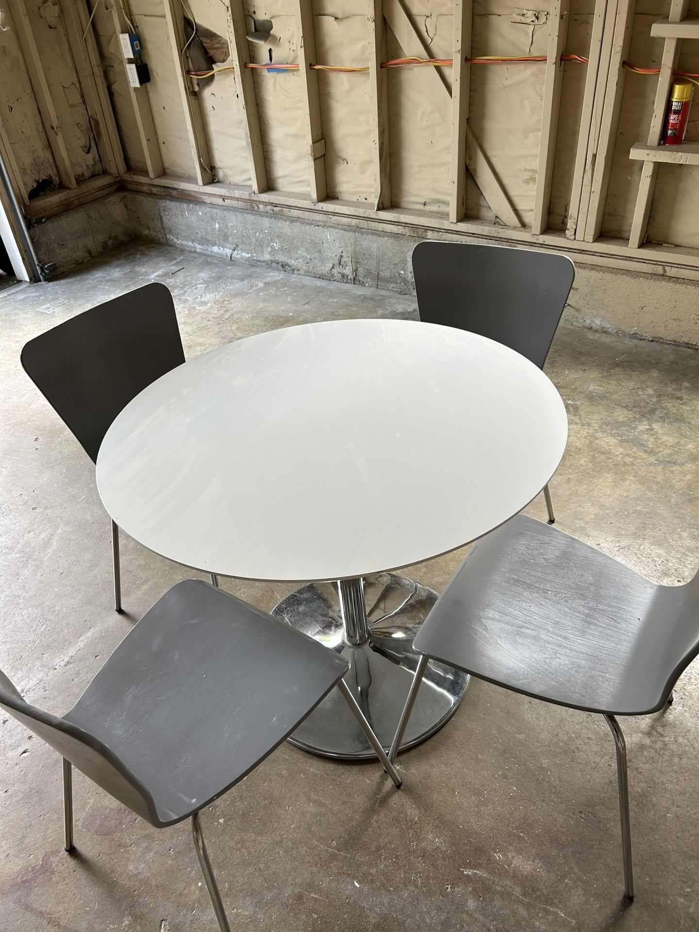 Round Table And 4 Chairs
