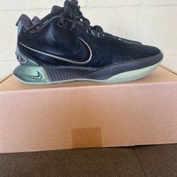 Nike LeBron XXI Size 5 Boys