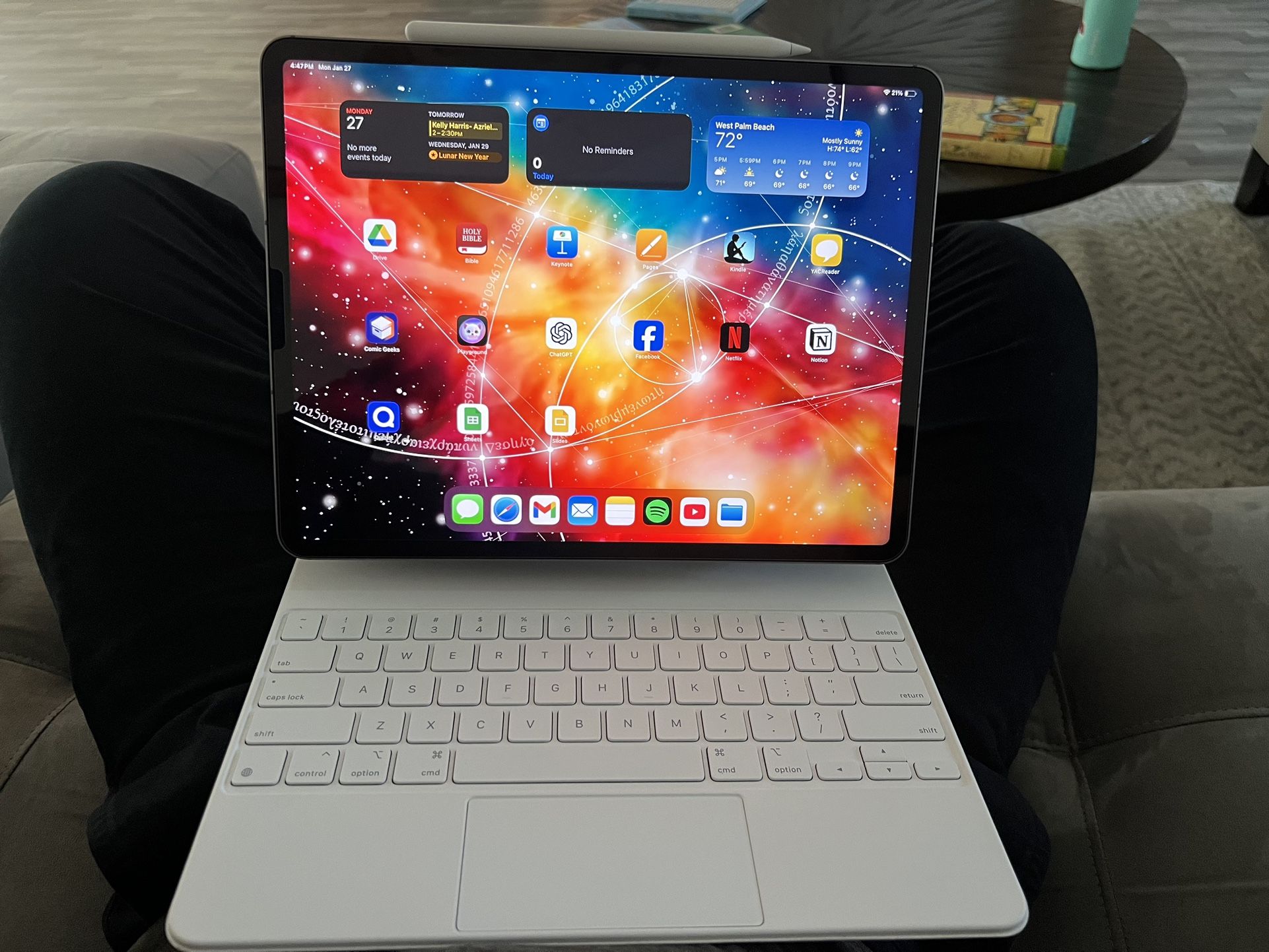 iPad Pro 12.9” 6th gen 256 GB model With Magic Keyboard And Apple Pencil With Charger