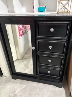 Dressing chest