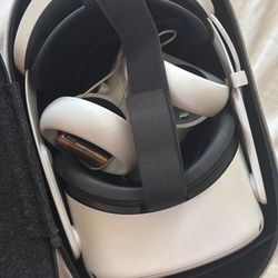 Meta Quest 2 With Carry case And Anker And Rechargeable Battery For The Controller