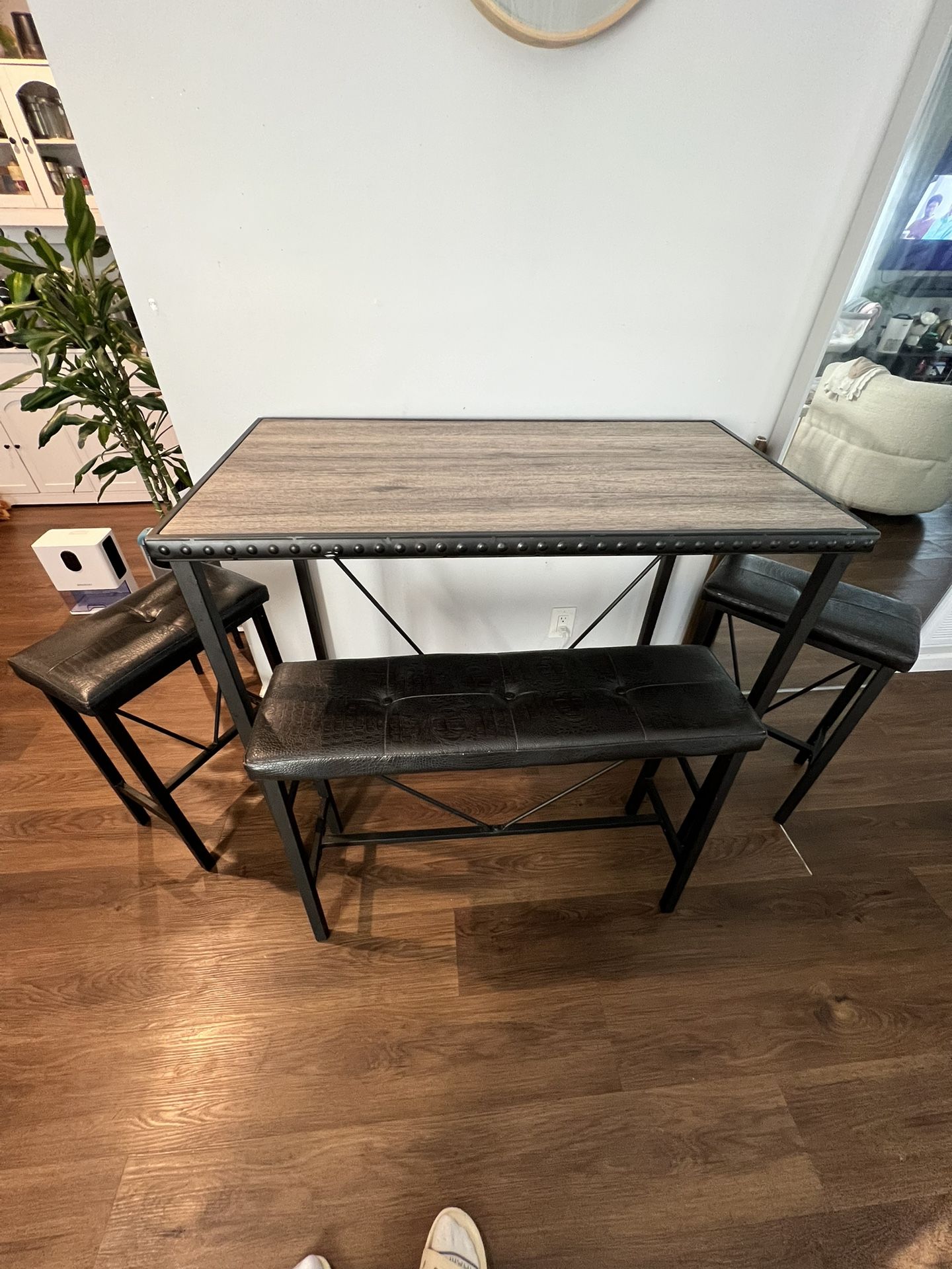 Table w/ Chairs/Stools