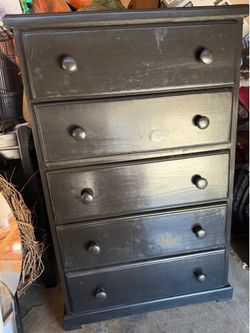 !! BRAND NEW SOLID WOOD 5 DRAWERS BLACK COLOR DRESSER.  CLEAN EXCELLENT CONDITION. BETWEEN S REAL AND WILSON RD !!