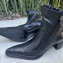 Harley-Davidson Natalya pointed toe ankle boots, stacked block heels, and side zipper closures.. Sz 5..