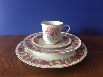 Brand New Holiday China (with Lots Of Extras)