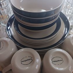 Dish set great condition 4 dinner plates, 4 saucers,  3 bowls...don't know what happened to the 4th bowl, 4 coffee cups and 4 juice glasses.