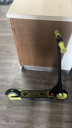 GO TRAX - green electric kids scooter (Charger included)