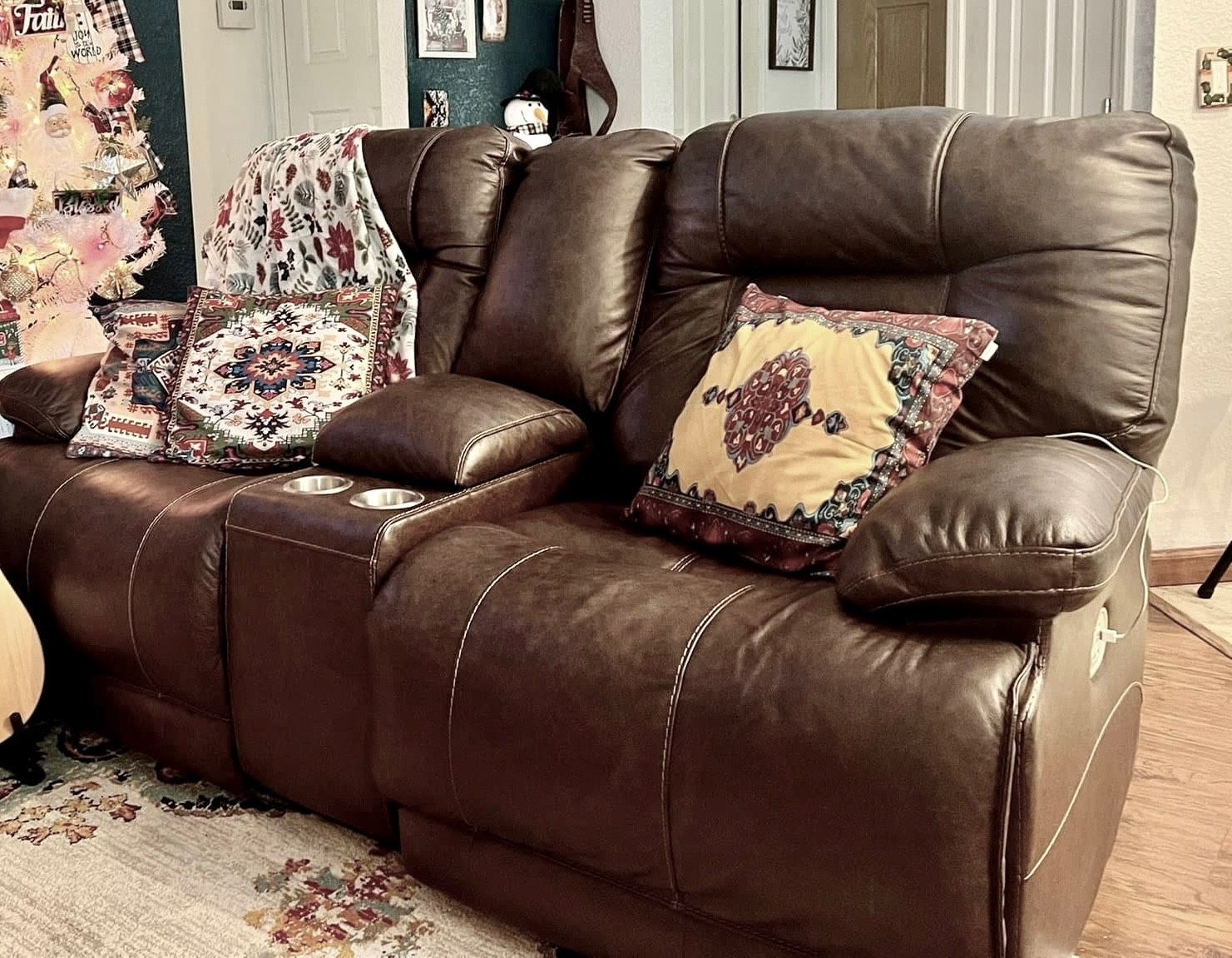 Electric Recliner.. Loveseat