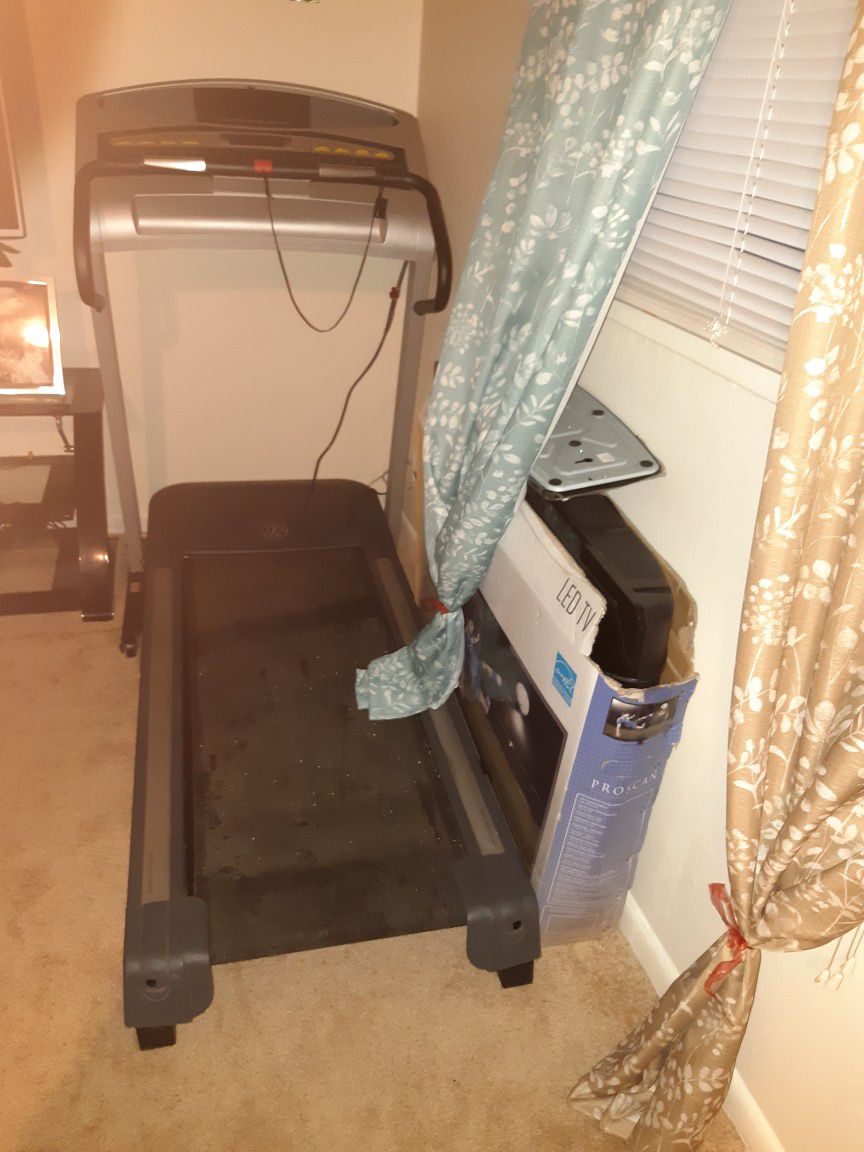 Treadmill. 250 or best offers. Model Golds GYM I need to sell it imetdyaly