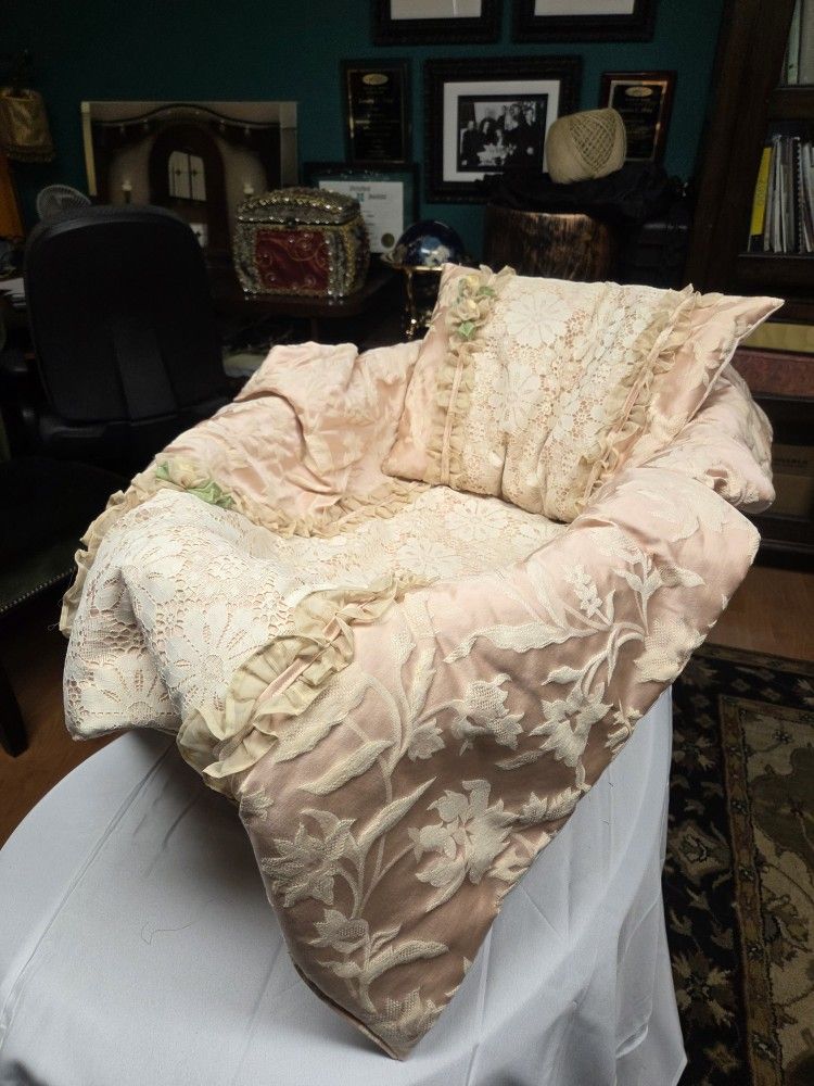 New Pet Bedspread With Pillow Basket Included Shipping Is Not Included