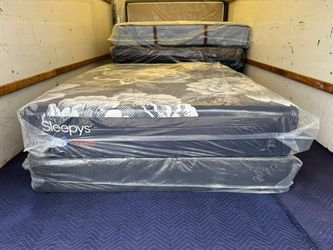 LIKE NEW! Sleepy's Hybrid Queen Mattress - Delivery Available
