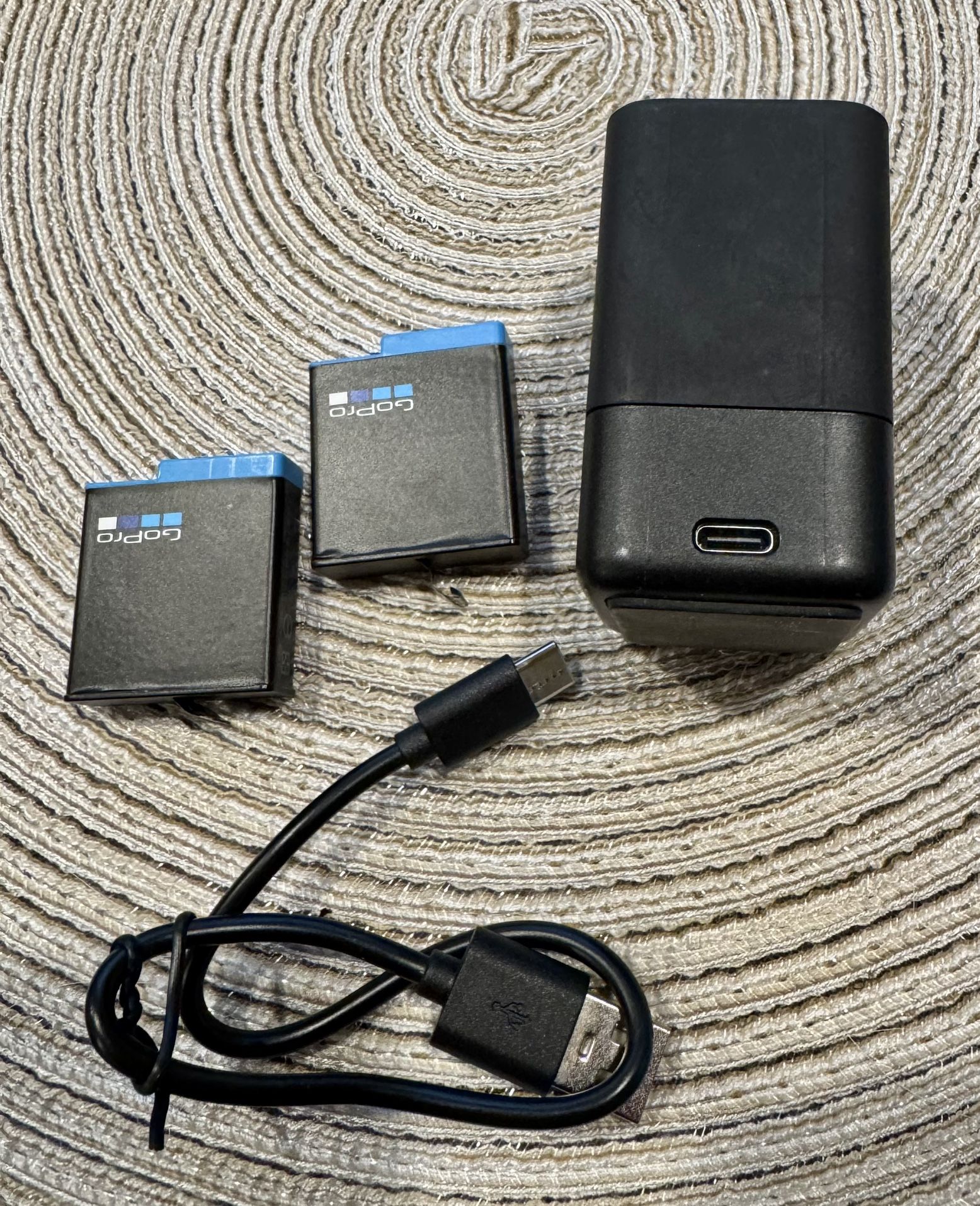 GoPro hero 5 Batteries & USB-C Charger (NO Camera)