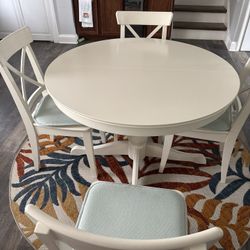 Expandable Dining Table Set – 4 Chairs, Excellent Condition!