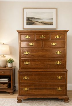 Beautiful Solid wood tallboy ETHAN & ALLEN chest dresser with 9 drawers in good condition, all drawers with golden hardware working well,
This versati
