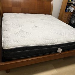 🛏️ King Therapedic Mattress – Clean & Sanitized L