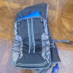 Hiking bag with water reservoir
